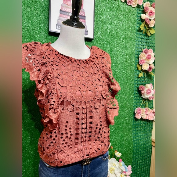 🌷Brand New Eyelet Blouse can fit Sm up to M very nice quality w/ lining size M - Picture 4 of 8